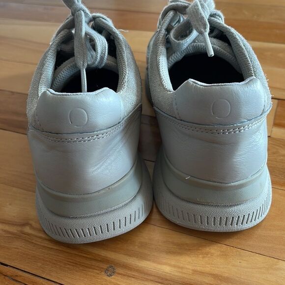 O by Everlane gray smooth and suede leather lace up low top sneakers. F= 7, M= 5 - Picture 3 of 6